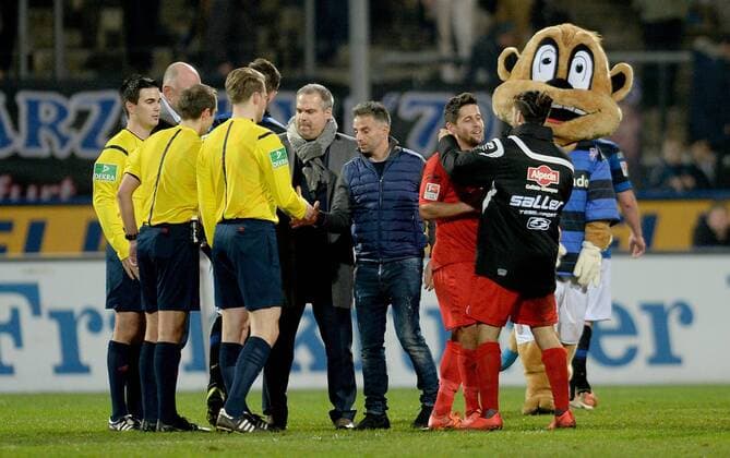 18.12.2015, xfux, Fussball 2.Bundesliga, FSV Frankfurt - Arminia Bielefeld, emspor v.l. Geschaeftsfuehrer Clemens Krueger (FSV Frankfurt), Trainer Tomas Oral (FSV Frankfurt) enttaeuscht, enttaeuscht schauend, dissapointed