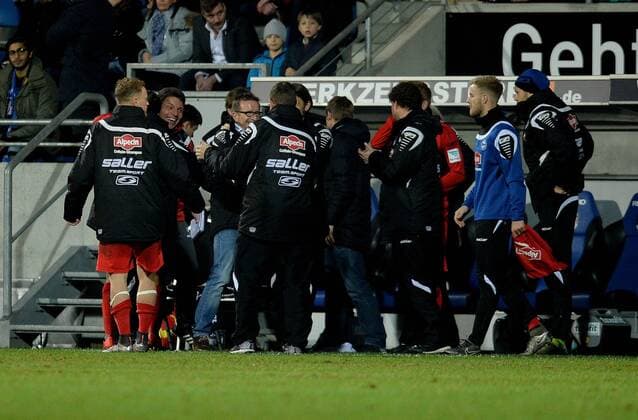 18.12.2015, xfux, Fussball 2.Bundesliga, FSV Frankfurt - Arminia Bielefeld, emspor v.l. Trainer Norbert Meier (Arminia Bielefeld) jubeln jubelt nach Spielende.