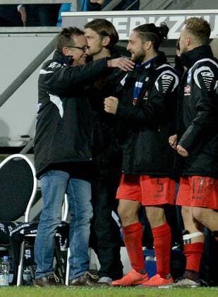18.12.2015, xfux, Fussball 2.Bundesliga, FSV Frankfurt - Arminia Bielefeld, emspor v.l. Trainer Norbert Meier (Arminia Bielefeld), David Ulm (Arminia Bielefeld) jubeln jubelt nach Spielende.