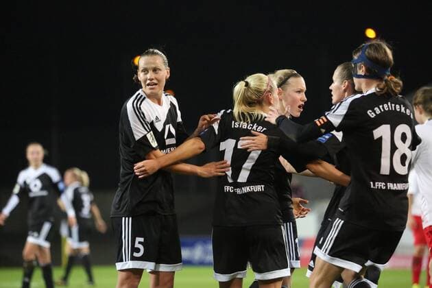 Bilder des Tages - Sport 18.012.2015 xcex Deutschland, Essen, Fussball, Frauenfussball Allianz Frauen-Bundesliga Saison 2015 2016 SGS Essen gegen 1. FFC Frankfurt Torjubel FFC Frankfurt