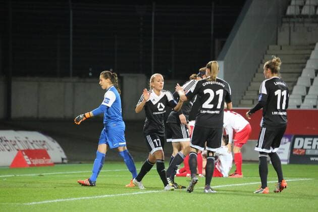 18.012.2015 xcex Deutschland, Essen, Fussball, Frauenfussball Allianz Frauen-Bundesliga Saison 2015 2016 SGS Essen gegen 1. FFC Frankfurt Torjubel FFC Frankfurt