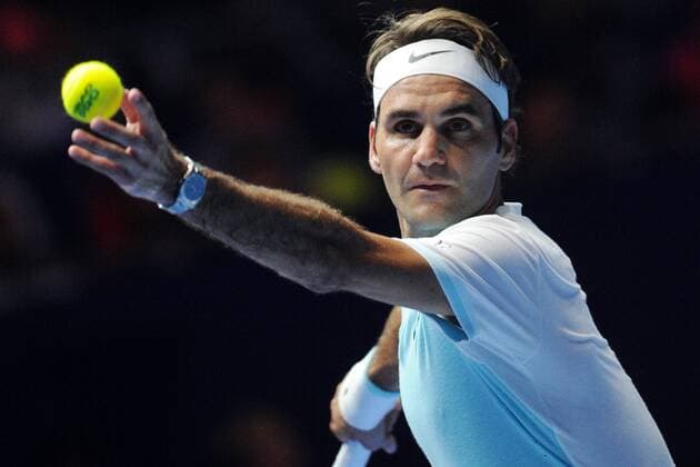 Switzerland s player Roger Federer of OBI UAE Royals serves the ball to Switzerland s player Stan Wawrinka of OUE Singapore Slammers during the International Premier Tennis League (IPTL) men s singles set held in Singapore Indoor Stadium on Dec. 18, 2015. Roger Federer won 6-4.) (SP)SINGAPORE-TENNIS-IPTL ThenxChihxWey 