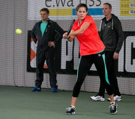 Julia Goerges (GER) trainiert, im Hintergrund, Coach Michael Geserer (r) und Fitnesstrainer Florian Zitzelsberger, Deutsche Meisterschaft in Biberach an der Riß, 44. Deutschen Hallenmeisterschaften 2015 Tennis - Deutsche Meisterschaft 2015 - Deutsche Meisterschaft - - Biberach an der Riss - Baden-Wuerttemberg - Germany