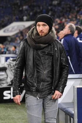 Gelsenkirchen Der verletzte Marco Hoeger ( Schalke 04 ) in Zivil im Stadion. 18.12.2015 --- Fussball --- 1. Bundesliga --- Schalke 04 vs TSG Hoffenheim Copyright: Thienel Eibner-Pressefoto EP_TTL