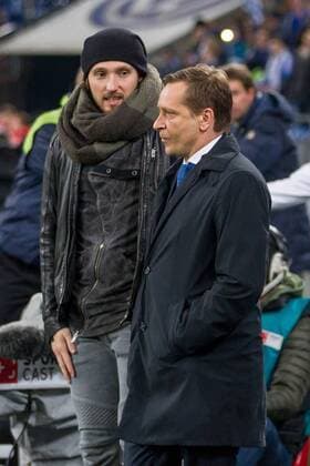 Gelsenkirchen Manager Horst Heldt (FC Schalke 04) und Marco Hoeger (FC Schalke 04 12) beim Fussball Bundesligaspiel zwischen FC Schalke 04 und TSG 1899 Hoffenheim am 18.12.2015, Copyright: Schueler Eibner-Pressefoto EP_JSE