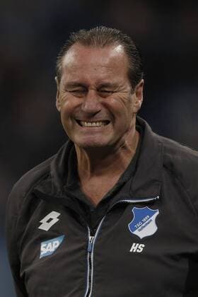 Fussball, Gelsenkirchen , Deutschland , 1. Bundesliga , 17. Spieltag, Schalke 04 : TSG 1899 Hoffenheim 1 : 0 in der Veltins - Arena auf Schalke in Gelsenkirchen am 18. 12. 2015 Huub STEVENS (1899)