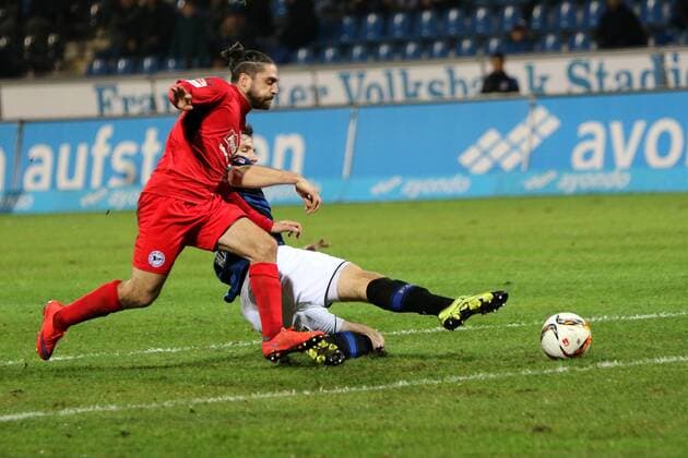 18.12.2015 Frankfurt am Main, Frankfurter Volksbank Stadion 2. Bundesliga Herren, Saison 2015 2016 FSV Frankfurt gegen Arminia Bielefeld Edmond Kapllani (FSV Frankfurt) gegen David Ulm (Arminia Bielefeld )