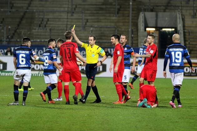 18.12.2015 Frankfurt am Main, Frankfurter Volksbank Stadion 2. Bundesliga Herren, Saison 2015 2016 FSV Frankfurt gegen Arminia Bielefeld Schiedsrichter Patrick Alt zeigt die Gelbe Karte gegen Julian Börner (Arminia Bielefeld )