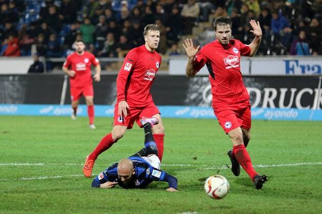 18.12.2015 Frankfurt am Main, Frankfurter Volksbank Stadion 2. Bundesliga Herren, Saison 2015 2016 FSV Frankfurt gegen Arminia Bielefeld Dani Schahin (FSV Frankfur) am Boden Julian Börner (Arminia Bielefeld )