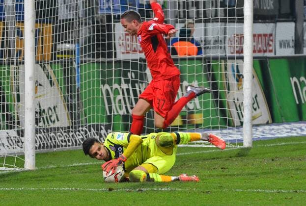 Frankfurt Torwart Andre Weis (FSV Frankfurt) rettet gegen Christian Müller, Mueller (Bielefeld) Copyright: Roskaritzx Eibner-Pressefoto EP_rrz