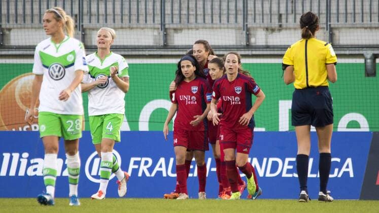 Fußball, Allianz Frauen Bundesliga, VfL Wolfsburg - FF USV Jena; v.l. Lena Goeßling (Goessling, Wolfsburg, 28), Nilla Fischer (Wolfsburg; Kapitänin, captain, 4) enttäuscht, frustriert, niedergeschlagen Enttäuschung, Frust, disappointed. Jena Jubel, Torjubel, Freude, Emotion, Torerfolg, Aktion, action, goal, goal celebration, celebrates. xtgx