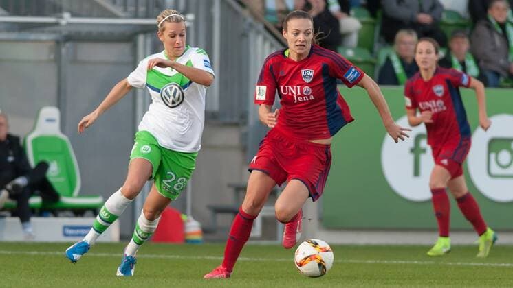 v.li.: Lena Goeßling (Gößling, Goessling, Gössling, VfL Wolfsburg, 28) im Zweikampf mit Lucie Vonkova (FF USV Jena, 11), Fussball, Allianz Frauen-Bundesliga, VfL Wolfsburg - FF USV Jena, xobx