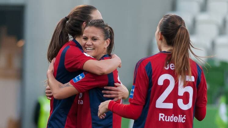 v.li.: Lucie Vonkova (FF USV Jena, 11, verdeckt), Amber Hearn (FF USV Jena, 10) und Ivana Rudelic (FF USV Jena, 25) mit Torjubel, Jubel, Freude über das Tor zum 0:1 durch Lucie Vonkova (FF USV Jena, 11), Fussball, Allianz Frauen-Bundesliga, VfL Wolfsburg - FF USV Jena, xobx