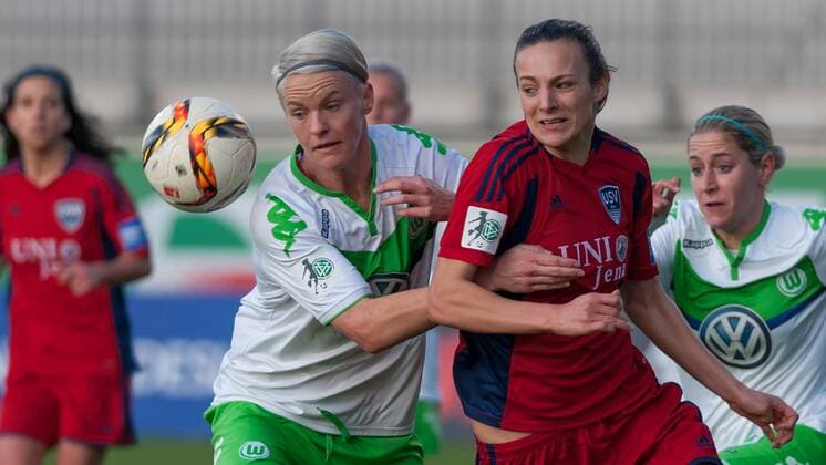 v.li.: Nilla Fischer (VfL Wolfsburg, 4) im Zweikampf mit Lucie Vonkova (FF USV Jena, 11), Fussball, Allianz Frauen-Bundesliga, VfL Wolfsburg - FF USV Jena, xobx