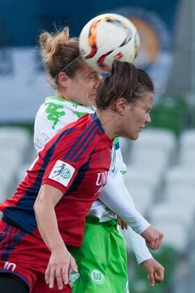 v.li.: Babett Peter (VfL Wolfsburg, 8) im Kopfballduell, Kopfball, Zweikampf mit Amber Hearn (FF USV Jena, 10), Fussball, Allianz Frauen-Bundesliga, VfL Wolfsburg - FF USV Jena, xobx