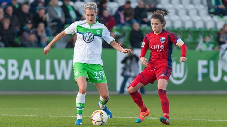 v.li.: Lena Goeßling (Gößling, Goessling, Gössling, VfL Wolfsburg, 28) im Zweikampf mit Iva Landeka (FF USV Jena, 19), Fussball, Allianz Frauen-Bundesliga, VfL Wolfsburg - FF USV Jena, xobx
