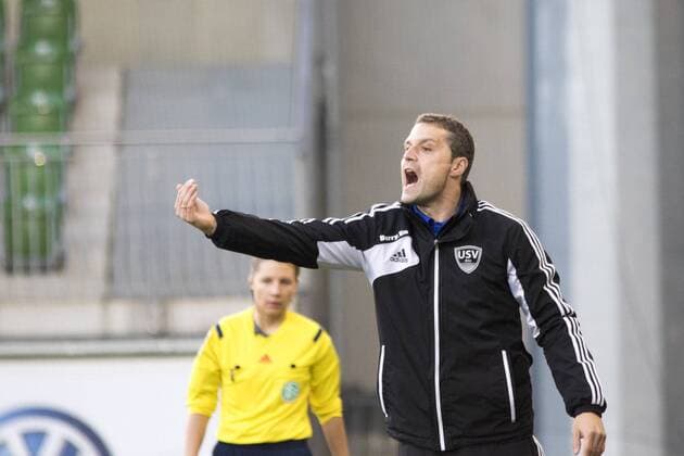 Fußball, Allianz Frauen Bundesliga, VfL Wolfsburg - FF USV Jena; Daniel Kraus (Trainer, Jena) gibt Anweisungen, gestikuliert, mit den Armen gestikulieren, gives instructions, gesticulate Porträt, Portrait, Einzelbild. xtgx
