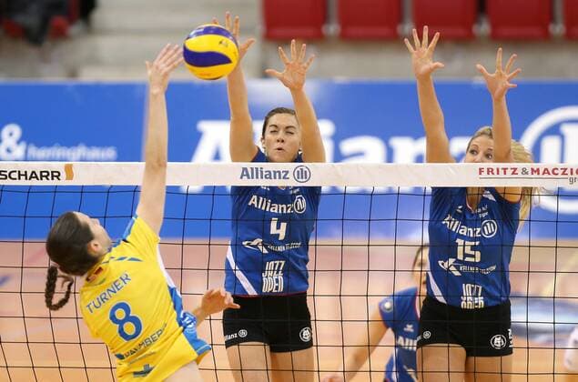 Stuttgart Volleyball Allianz MTV Stuttgart vs. Schweriner SC, v.l. Ariel Turner (Schwerin), Valerie Nichol (Stuttgart), Nichole Lindow