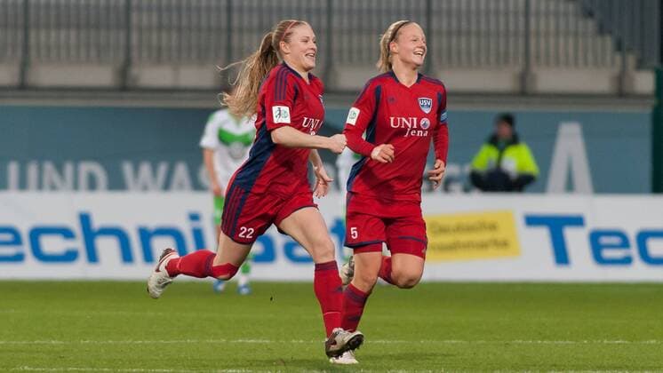 v.li.: Claudia van den Heiligenberg (FF USV Jena, 22) und Annalena Breitenbach (FF USV Jena, 5) mit Torjubel, Jubel, Freude über das Tor zum 0:2, Fussball, Allianz Frauen-Bundesliga, VfL Wolfsburg - FF USV Jena, xobx