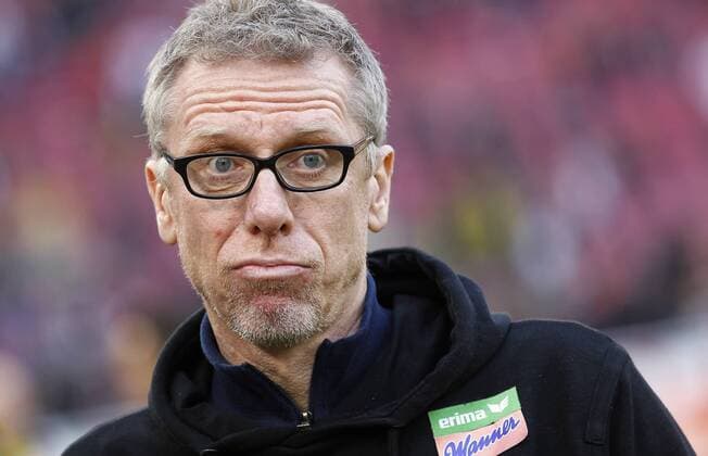 Köln, RheinEnergieStadion, 19.12.15: Trainer Peter Stöger (1.FC Köln) schaut verdutzt im Spiel der 1. Bundesliga zwischen 1.FC Köln vs. Borussia Dortmund in der Saison 2015 2016.