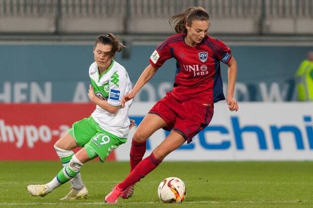 v.li.: Ramona Bachmann (VfL Wolfsburg, 19) im Zweikampf mit Lucie Vonkova (FF USV Jena, 11), Fussball, Allianz Frauen-Bundesliga, VfL Wolfsburg - FF USV Jena, xobx