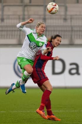 v.li.: Anna Blässe (Blasse, Blaesse, VfL Wolfsburg, 9) im Kopfballduell, Kopfball, Zweikampf mit Ivana Rudelic (FF USV Jena, 25), Fussball, Allianz Frauen-Bundesliga, VfL Wolfsburg - FF USV Jena, xobx