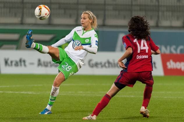 v.li.: Lena Goeßling (Gößling, Goessling, Gössling, VfL Wolfsburg, 28) ist vor Dolores Isabel Jacome Silva (FF USV Jena, 14) am Ball, Fussball, Allianz Frauen-Bundesliga, VfL Wolfsburg - FF USV Jena, xobx