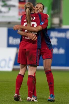 v.li.: Claudia van den Heiligenberg (FF USV Jena, 22) und Rachel Yvonne Melhado (FF USV Jena, 3) freuen sich über den Sieg, Jubel über den Sieg nach dem Schlusspfiff, Fussball, Allianz Frauen-Bundesliga, VfL Wolfsburg - FF USV Jena, xobx