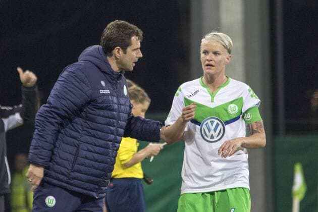 Fußball, Allianz Frauen Bundesliga, VfL Wolfsburg - FF USV Jena; v.l. Cheftrainer Ralf Kellermann (Wolfsburg) und Nilla Fischer (Wolfsburg; Kapitänin, captain gibt Anweisungen, gestikuliert, mit den Armen gestikulieren, gives instructions, gesticulate. xtgx