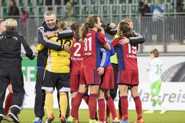 Fußball, Allianz Frauen Bundesliga, VfL Wolfsburg - FF USV Jena; Jubel, Torjubel, Freude, Emotion, Torerfolg, Aktion, action, goal, goal celebration, celebrates Jena nach Spielende. xtgx