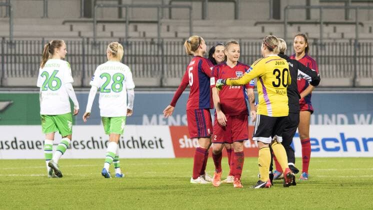 Fußball, Allianz Frauen Bundesliga, VfL Wolfsburg - FF USV Jena; Jubel, Torjubel, Freude, Emotion, Torerfolg, Aktion, action, goal, goal celebration, celebrates Jena nach Spielende. Caroline Graham Hansen (Wolfsburg, 26) und Lena Goeßling (Goessling, Wolfsburg, 28) enttäuscht, frustriert, niedergeschlagen Enttäuschung, Frust, disappointed. xtgx