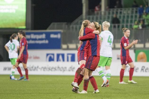 Fußball, Allianz Frauen Bundesliga, VfL Wolfsburg - FF USV Jena; Jubel, Torjubel, Freude, Emotion, Torerfolg, Aktion, action, goal, goal celebration, celebrates Jena nah Spielende. Wolfsburg enttäuscht, frustriert, niedergeschlagen Enttäuschung, Frust, disappointed. xtgx