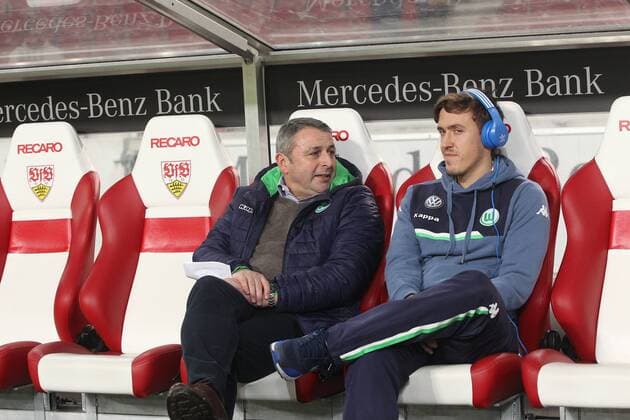 Stuttgart Geschaeftsfuehrer Klaus Allofs ( VfL Wolfsburg ) rechts Max Kruse ( VfL Wolfsburg ), VfB Stuttgart vs. VfL Wolfsburg, Fussball, 1.Bundesliga, 19.12.2015, Copyright: Langerx xEibner-Pressefoto EP_HLR