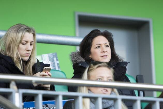 Fußball, Allianz Frauen Bundesliga, VfL Wolfsburg - FF USV Jena; v.l. Verena Faißt (Wolfsburg, 22) und Nadine Keßler (Kessler, Wolfsburg; FIFA Weltfußballerin, 13) auf der Tribüne. xtgx
