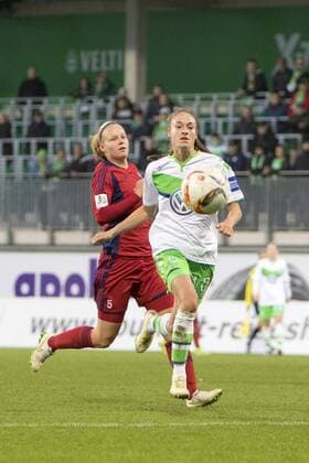 Fußball, Allianz Frauen Bundesliga, VfL Wolfsburg - FF USV Jena; Tessa Wullaert (Wolfsburg, 10) sprintet nach dem Ball. xtgx