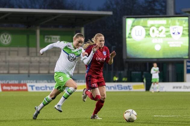 Fußball, Allianz Frauen Bundesliga, VfL Wolfsburg - FF USV Jena; v.l. Caroline Graham Hansen (Wolfsburg, 26) gegen Claudia van den Heiligenberg (Jena, 22) Laufduell. Symbolbild: Vergebliches Anrennen gegen den Rückstand. Anzeigetafel 0:2. xtgx