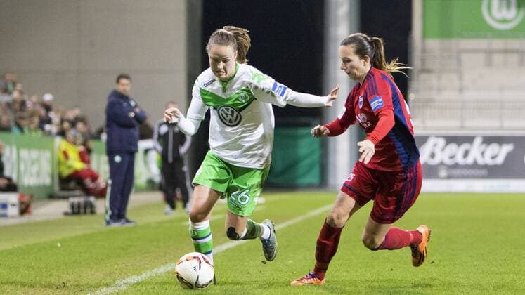 Fußball, Allianz Frauen Bundesliga, VfL Wolfsburg - FF USV Jena; v.l. Caroline Graham Hansen (Wolfsburg, 26) gegen Ivana Rudelic (Jena, 25). xtgx