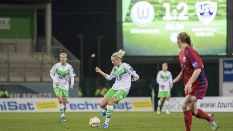 Fußball, Allianz Frauen Bundesliga, Zsanett Jakabfi (Wolfsburg, 3) am Ball, Freisteller, Einzelbild, Aktion, action. VfL Wolfsburg - FF USV Jena; xtgx