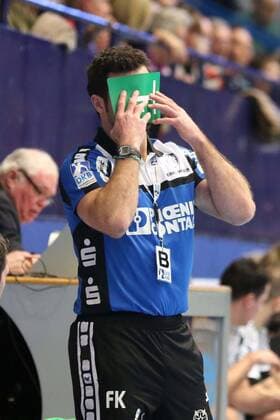 Bilder des Tages - SPORT Lemgo Trainer Florian Kehrmann (TBV Lemgo) haelt sich die Tipout-Karte vor das Gesicht beim Spiel TBV Lemgo gegen THW Kiel am 19.12.2015 in der DKB Handball Bundesliga, Copyright: Strohdiek Eibner-Pressefoto EP_JSK