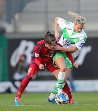 Duell zwischen v.l. Iva Landeka (FF USV Jena) und Lena Goessling (VfL Wolfsburg)