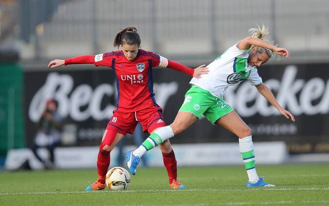 Duell zwischen v.l.Iva Landeka (FF USV Jena) und Lena Goessling (VfL Wolfsburg)