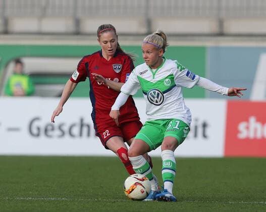 Duell zwischen v.l. Claudia van den Heiligenberg (FF USV Jena) und Julia Simic (VfL Wolfsburg)