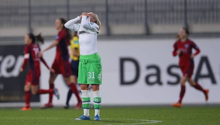 Julia Simic (VfL Wolfsburg) enttäuscht während die jenaerinnen jubeln