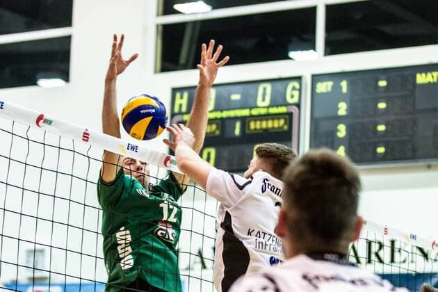 Block von Daniel Heinecke (li Netzhoppers 12) gegen Angreifer Ariel Katzenelson (VSG mi 2) GER, Königs Wusterhausen Bestensee, Volleyballl, 1. Bundesliga, Spieltag, Saison 2015 2016, Landkost-Arena, Netzhoppers KW - VSG Coburg Grub