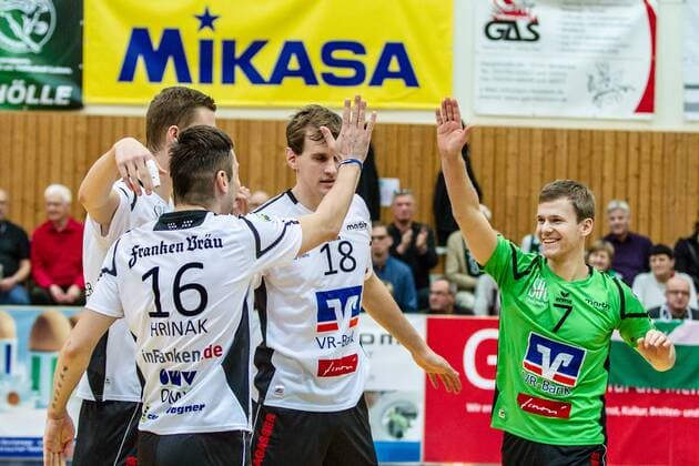 Jubel Coburg Grub v.l.n.r.: Milan Hrinak ( 16), Lubos Kostolani ( 18) und Leonhard Tille ( 7) GER, Königs Wusterhausen Bestensee, Volleyballl, 1. Bundesliga, Spieltag, Saison 2015 2016, Landkost-Arena, Netzhoppers KW - VSG Coburg Grub