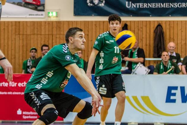 Annahme Neuzugang Sebastian Krause (li Netzhoppers 9) mit Theo Timmermann (re 11) GER, Königs Wusterhausen Bestensee, Volleyballl, 1. Bundesliga, Spieltag, Saison 2015 2016, Landkost-Arena, Netzhoppers KW - VSG Coburg Grub