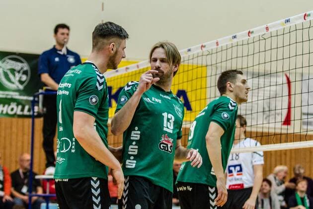 Kapitän Manuel Rieke (mi Netzhoppers 13) im Gespräch mit Matthias Böhme Boehme (li Netzhoppers 8) GER, Königs Wusterhausen Bestensee, Volleyballl, 1. Bundesliga, Spieltag, Saison 2015 2016, Landkost-Arena, Netzhoppers KW - VSG Coburg Grub
