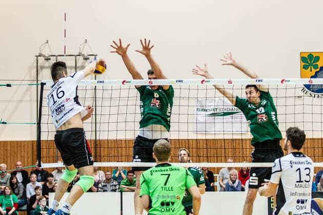 Angriff Milan Hrinak (VSG 16) gegen Block Matthias Böhme Boehme (mi Netzhoppers 8) und Daniel Heinecke (re (Netzhoppers 12) GER, Königs Wusterhausen Bestensee, Volleyballl, 1. Bundesliga, Spieltag, Saison 2015 2016, Landkost-Arena, Netzhoppers KW - VSG Coburg Grub