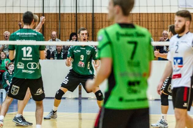 Jubel Neuzugang Netzhoppers Sebastian Krause (mi Netzhoppers 9) mit Daniel Heinecke (li Netzhoppers 12), Enttäuschung bei Coburg mit Leonhard Tille (VSG 7) und Ariel Katzenelson (VSG 2) GER, Königs Wusterhausen Bestensee, Volleyballl, 1. Bundesliga, Spieltag, Saison 2015 2016, Landkost-Arena, Netzhoppers KW - VSG Coburg Grub
