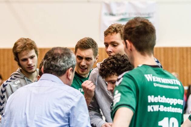 Auszeit Netzhoppers Anfeuerung Neuzugang Sebastian Krause (mi) v.l.n.r. Robin Hafemann, Trainer Mirko Culic, Nils Ehlers Theo Timmermann und Daniel Heinecke GER, Königs Wusterhausen Bestensee, Volleyballl, 1. Bundesliga, Spieltag, Saison 2015 2016, Landkost-Arena, Netzhoppers KW - VSG Coburg Grub
